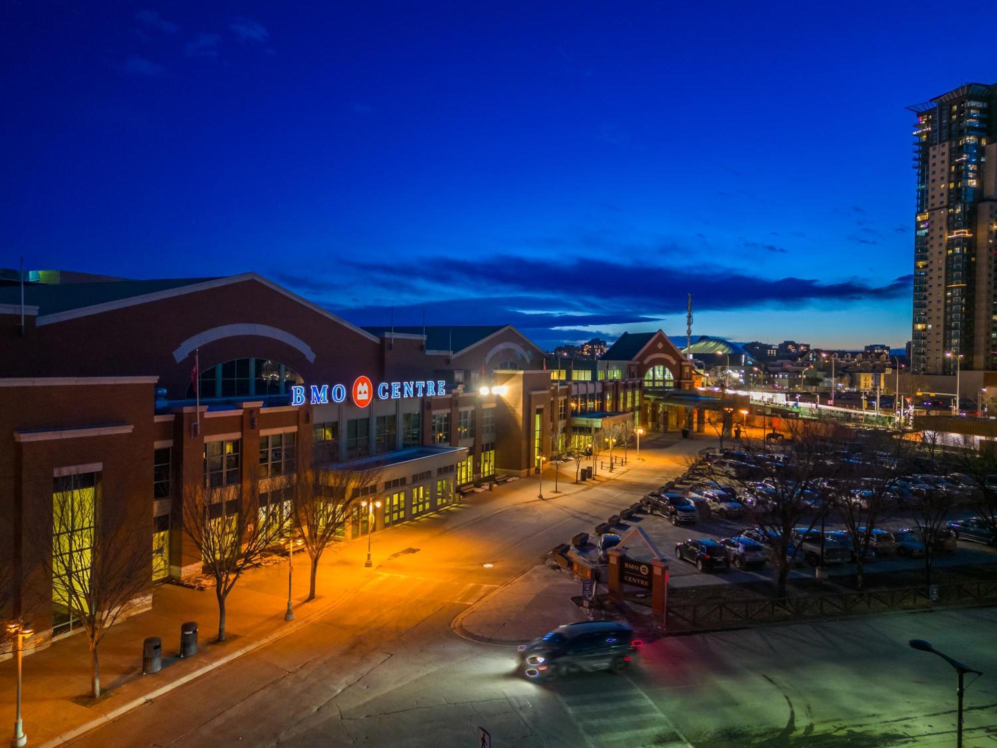 Unbeatable Downtown Experience- Walk To Bars, Casino, Stampede & Saddledome Plus Bonus Banff Pass, Parking & Wine! YYC Екстериор снимка