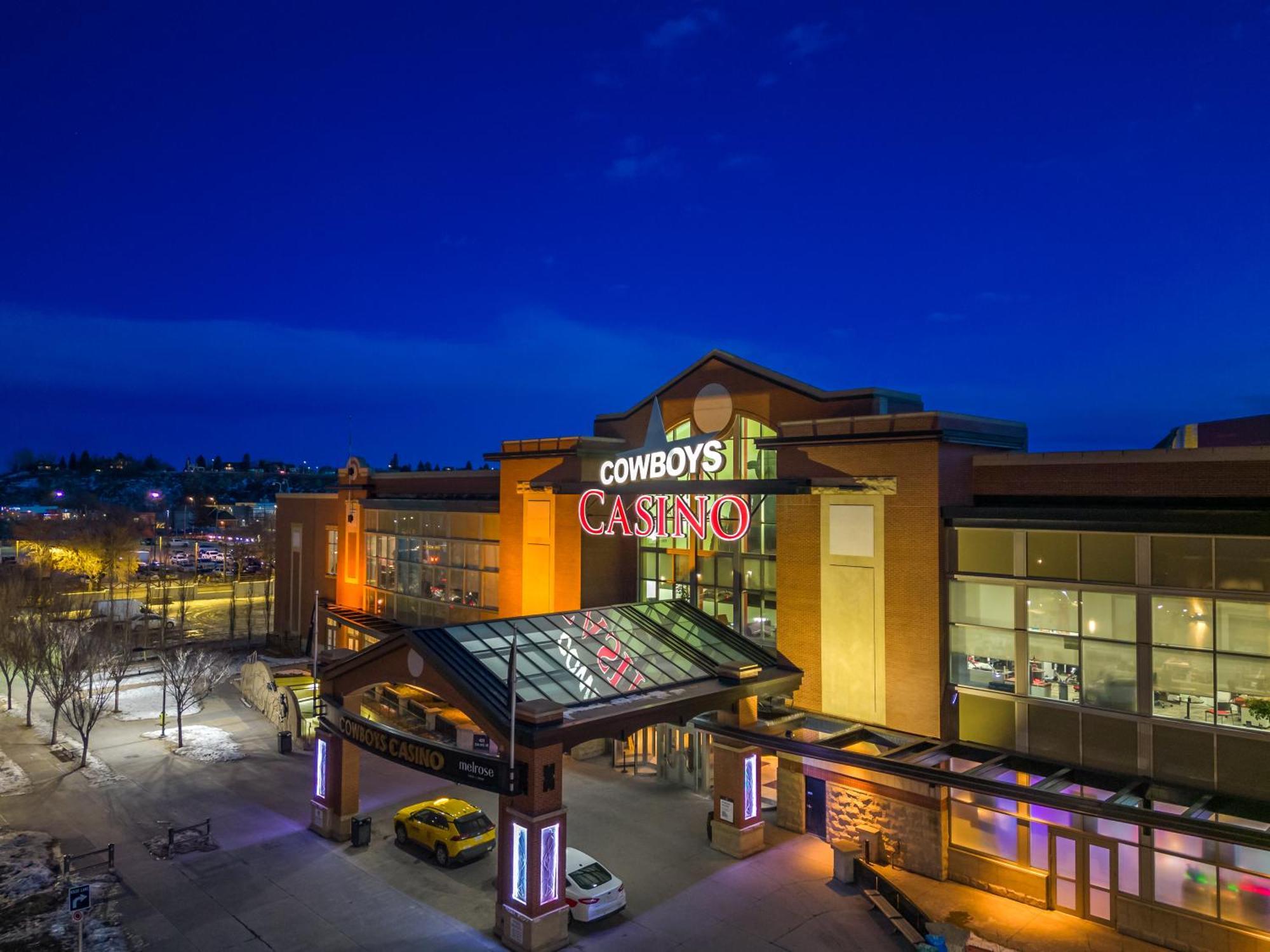 Unbeatable Downtown Experience- Walk To Bars, Casino, Stampede & Saddledome Plus Bonus Banff Pass, Parking & Wine! YYC Екстериор снимка