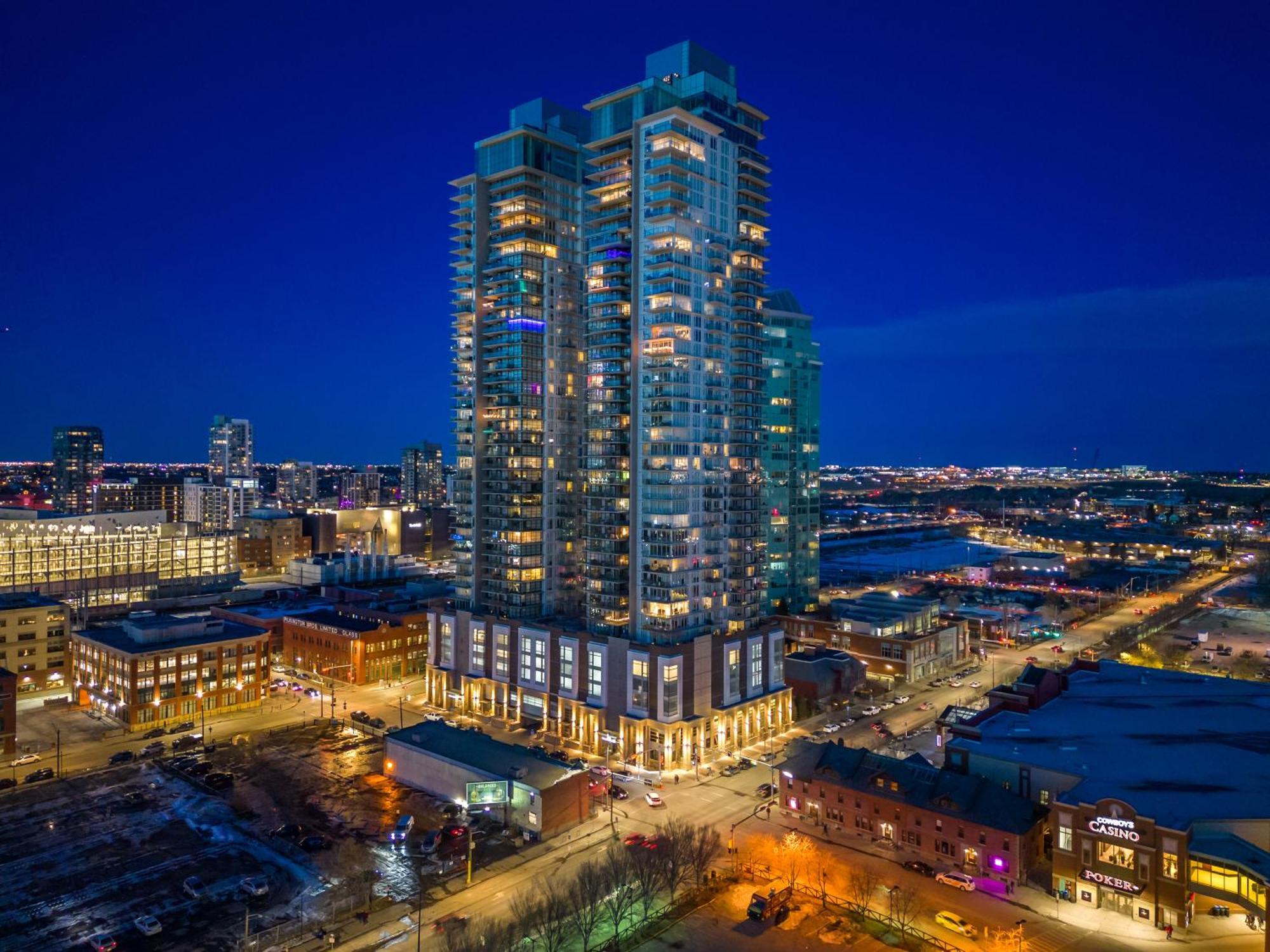 Unbeatable Downtown Experience- Walk To Bars, Casino, Stampede & Saddledome Plus Bonus Banff Pass, Parking & Wine! YYC Екстериор снимка