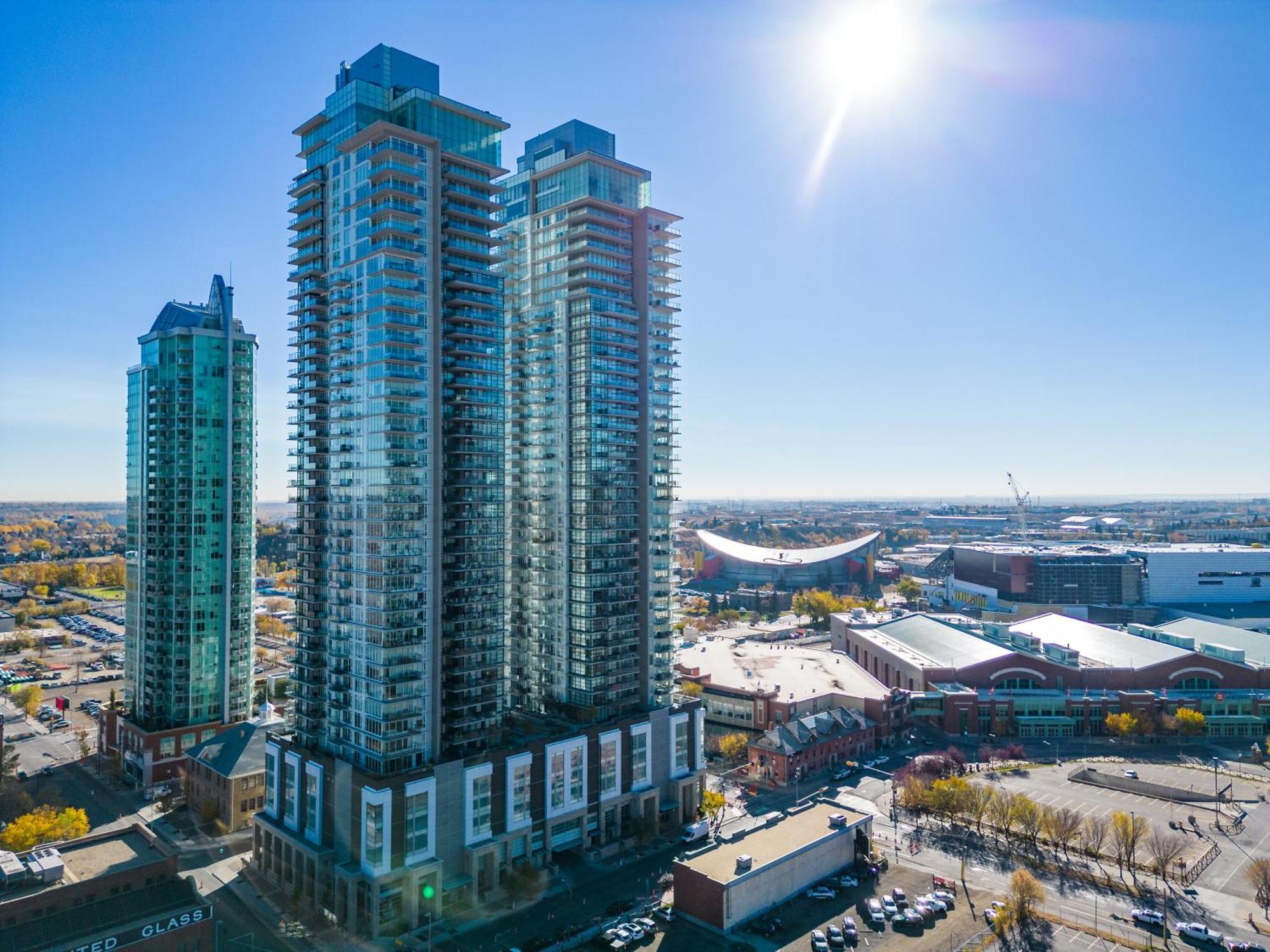 Unbeatable Downtown Experience- Walk To Bars, Casino, Stampede & Saddledome Plus Bonus Banff Pass, Parking & Wine! YYC Екстериор снимка