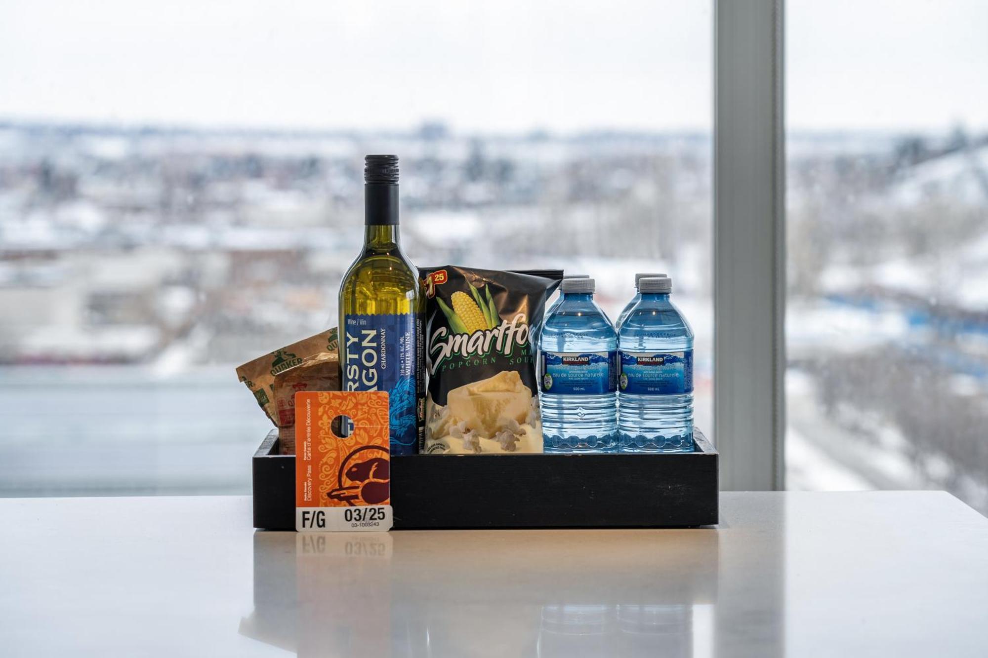 Unbeatable Downtown Experience- Walk To Bars, Casino, Stampede & Saddledome Plus Bonus Banff Pass, Parking & Wine! YYC Екстериор снимка