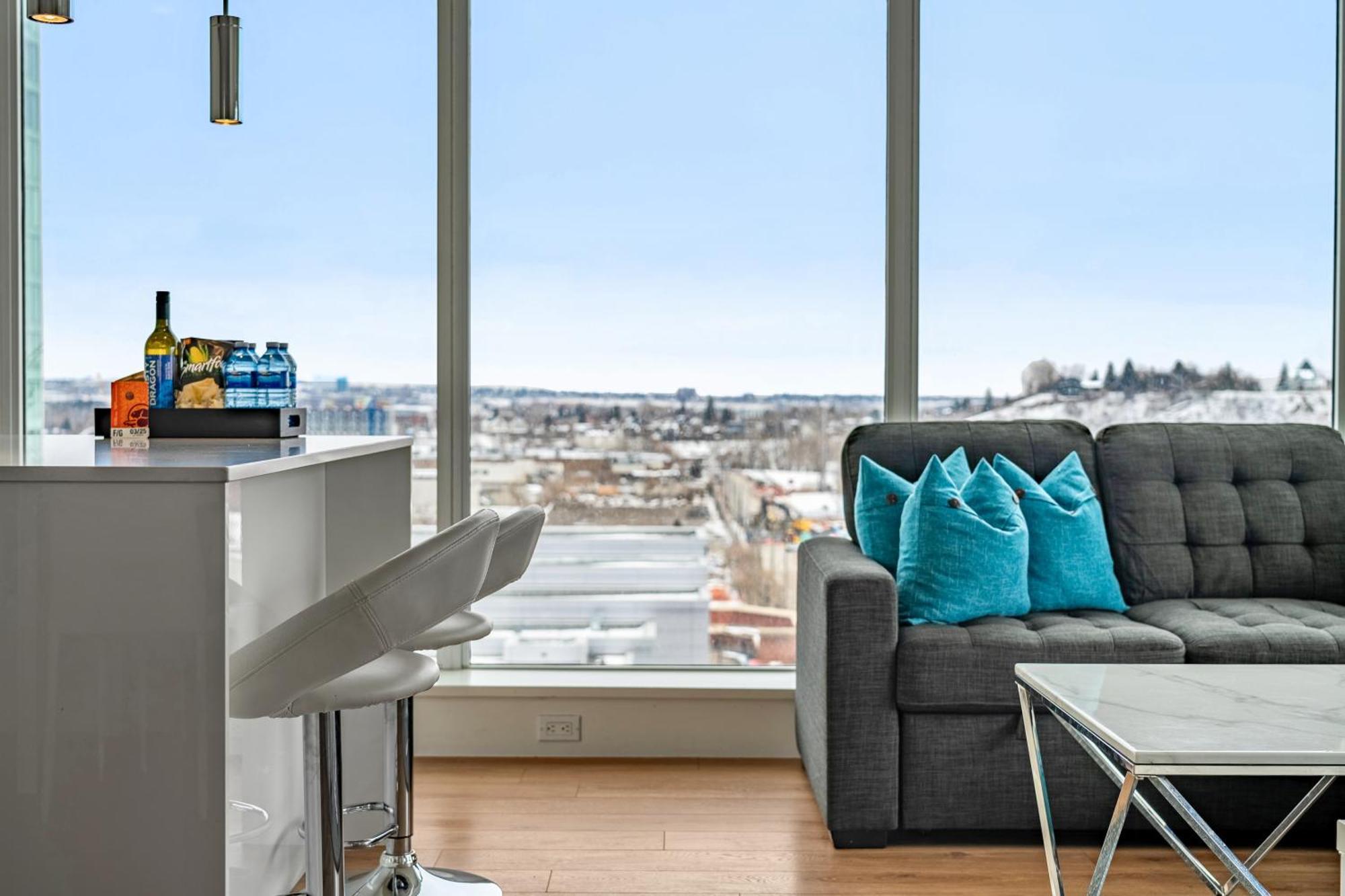 Unbeatable Downtown Experience- Walk To Bars, Casino, Stampede & Saddledome Plus Bonus Banff Pass, Parking & Wine! YYC Екстериор снимка